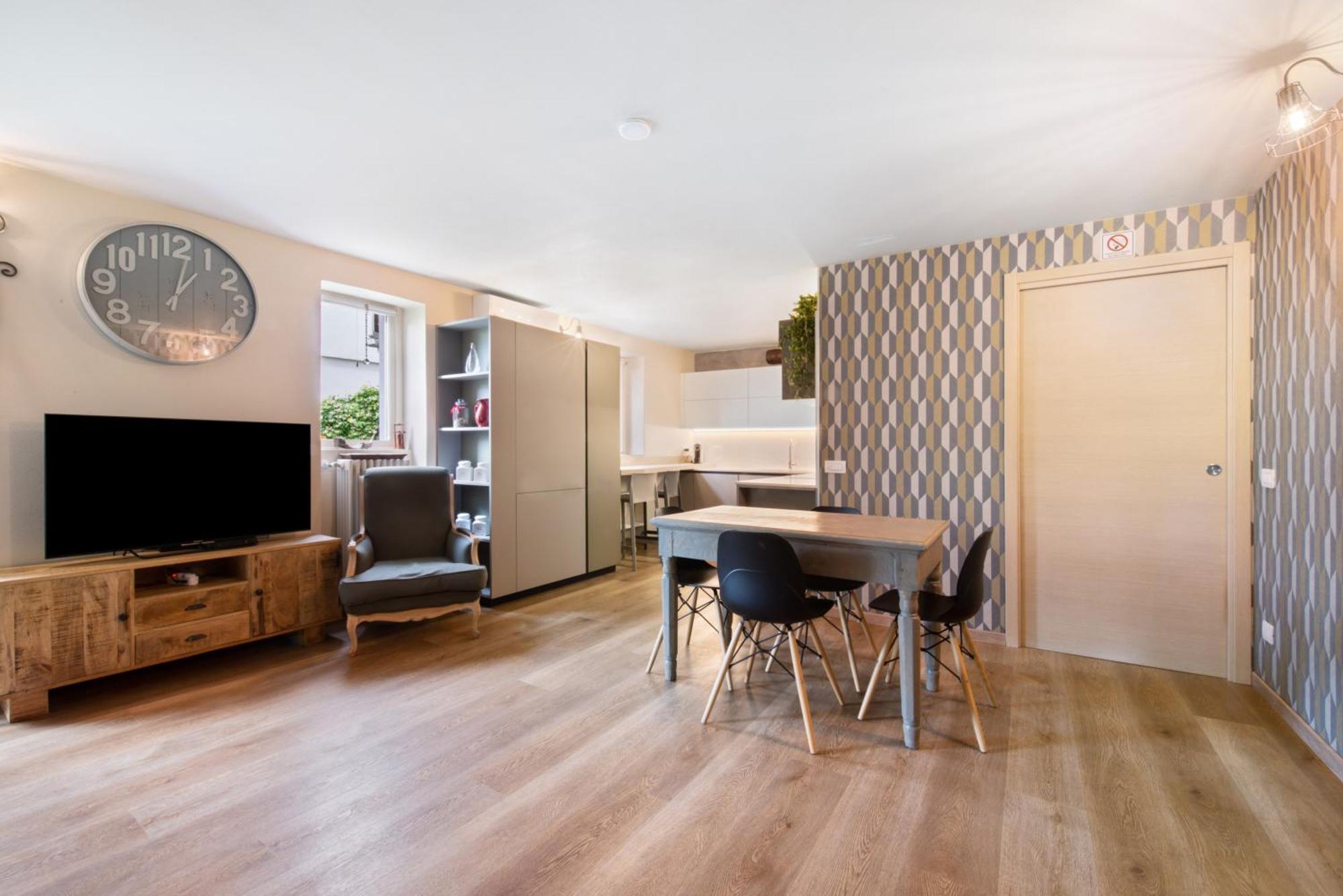 מנדלו דל לאריו Aloha Lake Apartments מראה חיצוני תמונה